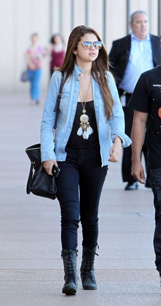 Selena Gomez ed il look con camicia di jeans