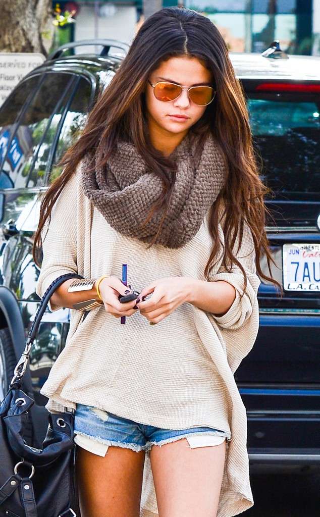 Shorts e maxi scarf di Selena Gomez
