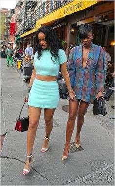 L'outfit azzurro di Rihanna