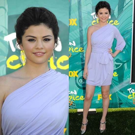 Mini dress azzurro per Selena Gomez