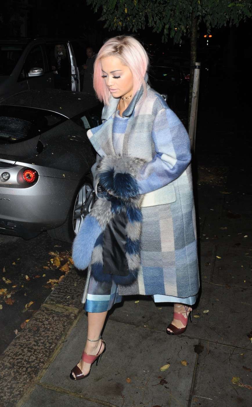 Rita Ora con cappotto patchwork azzurro