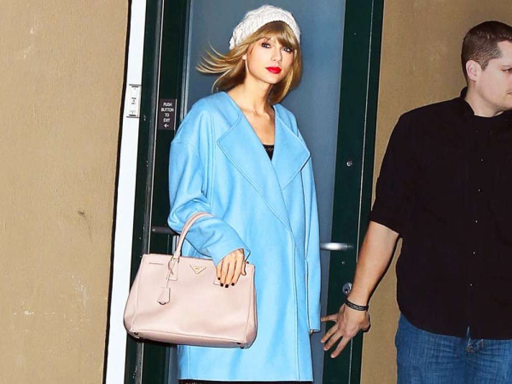 Taylor Swift con il cappotto azzurro