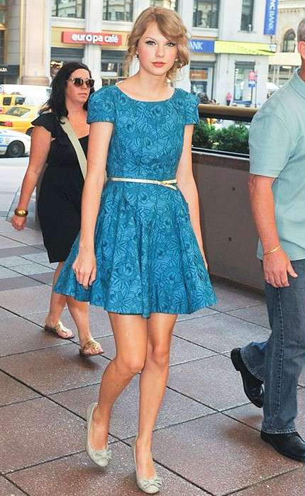Taylor Swift con un mini abito azzurro