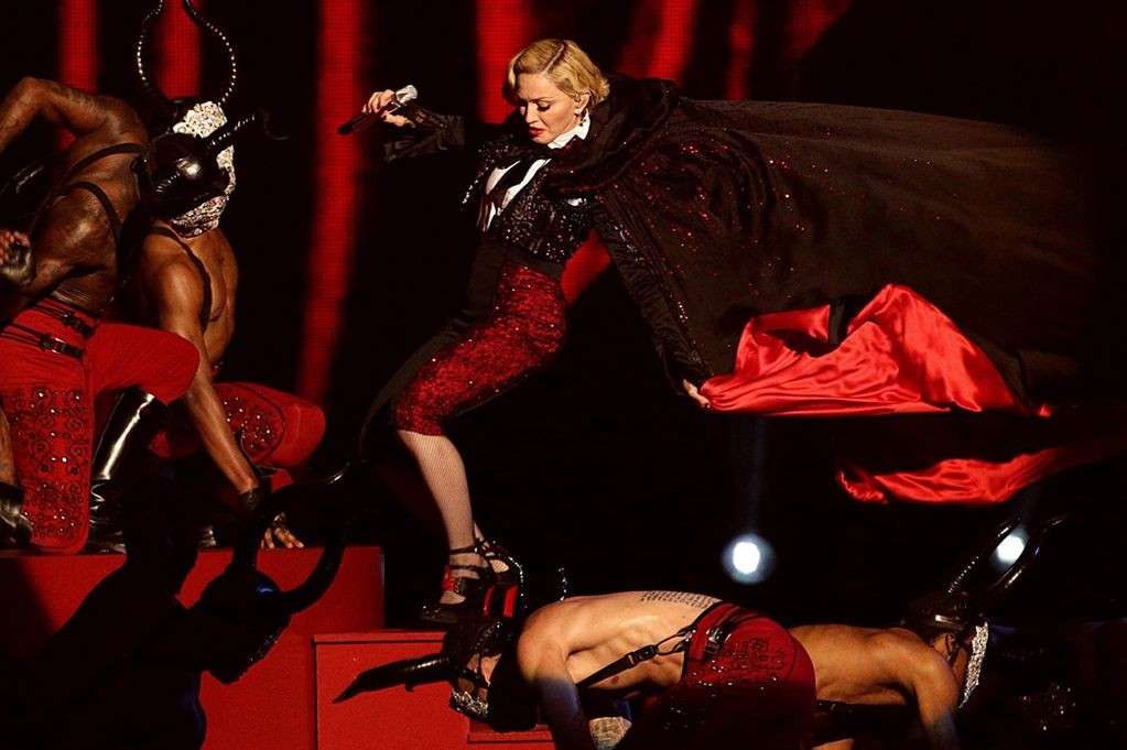 Madonna cade ai 2015 Brit Awards