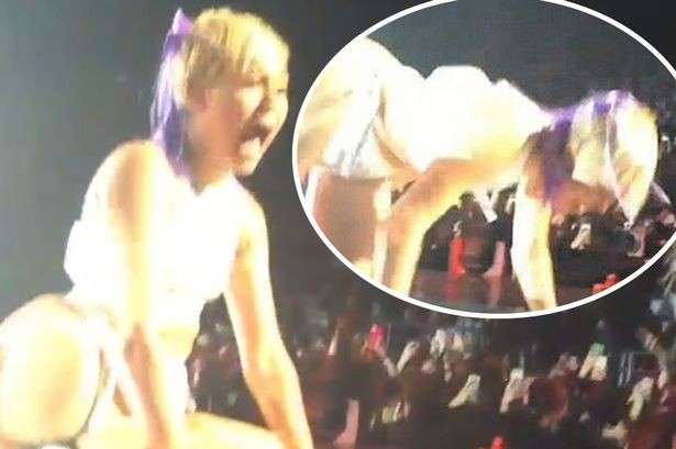 Miley Cyrus cade sul palco