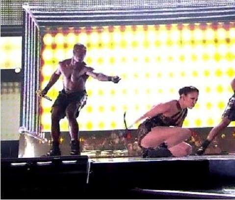Jennifer Lopez cade sul palco