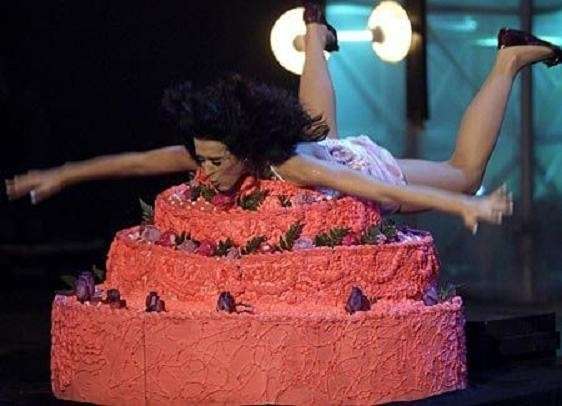 Katy Perry cade sul palco