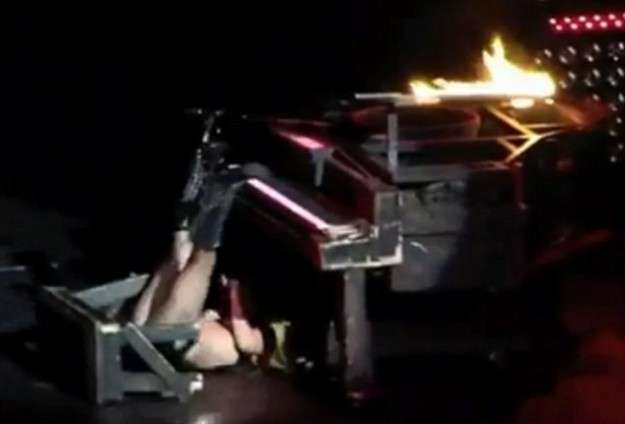 La caduta di Lady Gaga mentre era al pianoforte