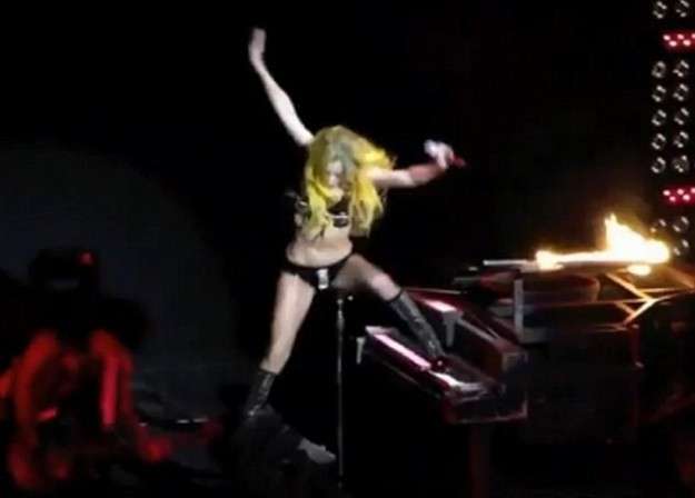 Lady Gaga cade sul palco
