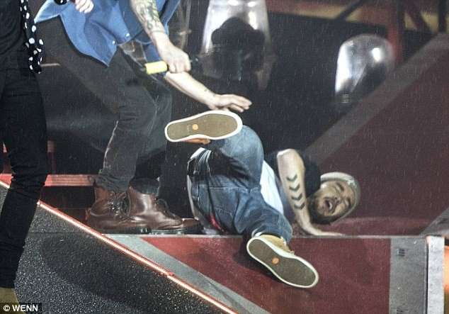 Liam Payne cade sul palco