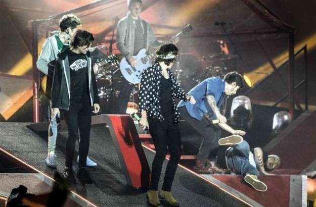 One Direction cadono sul palco