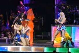 Rihanna cade durante il concerto