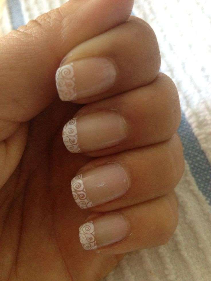French manicure con ghirigori bianchi
