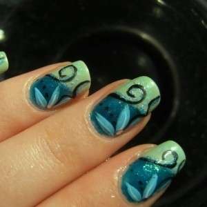 Nail art bicolore con ghirigori