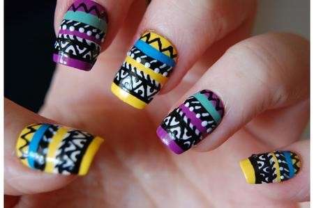 Nail art multicolor con ghirigori