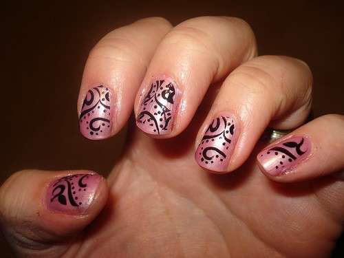 Nail art rosa con ghirigori