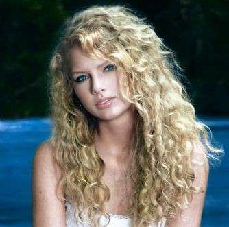 I capelli ricci di Taylor Swift