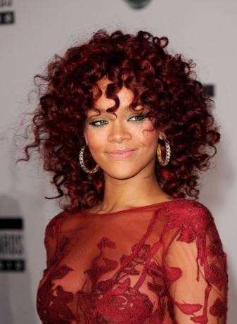 I capelli ricci e rossi di Rihanna