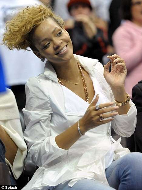 Rihanna con la cresta riccia