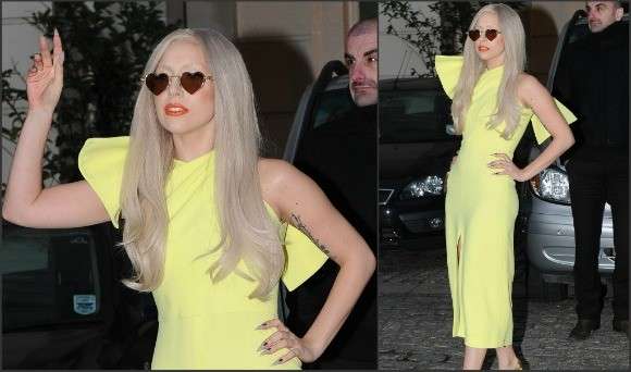Lady Gaga con un abito giallo