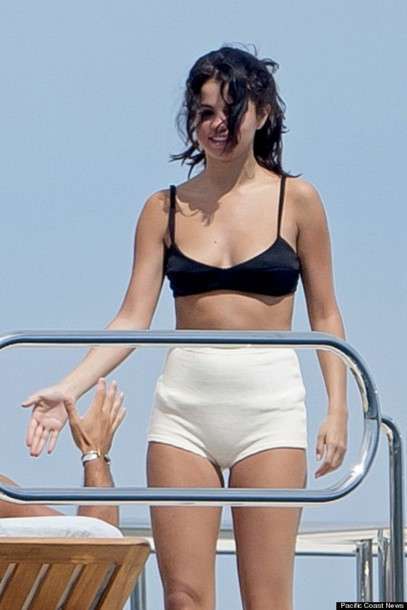 Selena Gomez con bikini retrò