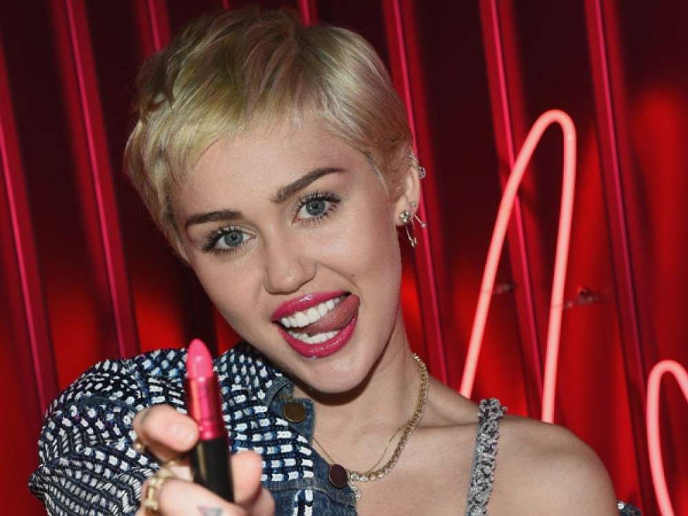 Miley Cyrus mostra il rossetto della sua collezione