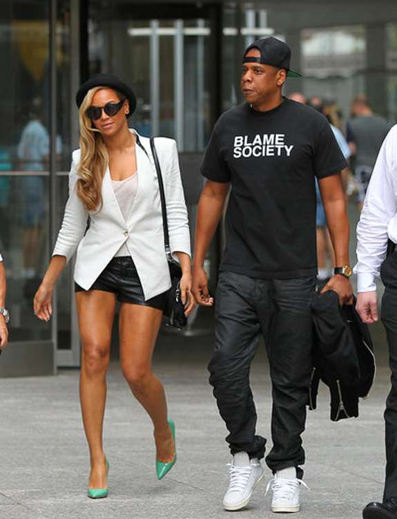 Beyonce indossa la t-shirt bianca con gli shorts di pelle