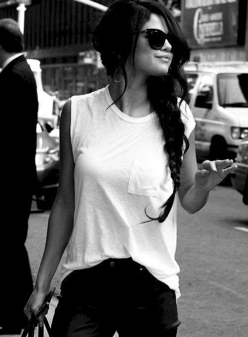Selena Gomez con t-shirt bianca e jeans