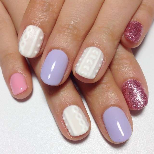 Crochet nail art bianca, rosa e celeste