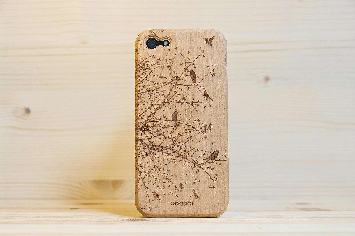 Cover in legno con rami e uccellini