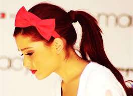 Ariana Grande con fiocco rosa