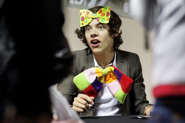 Harry Styles con fiocco da clown