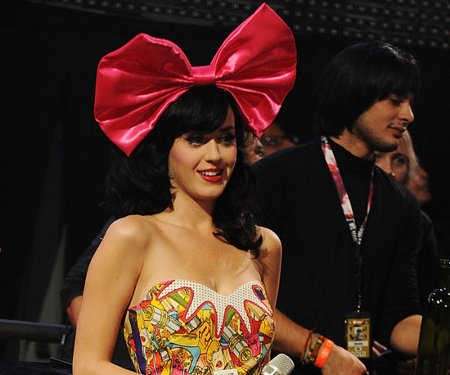 Katy Perry con fiocco rosso