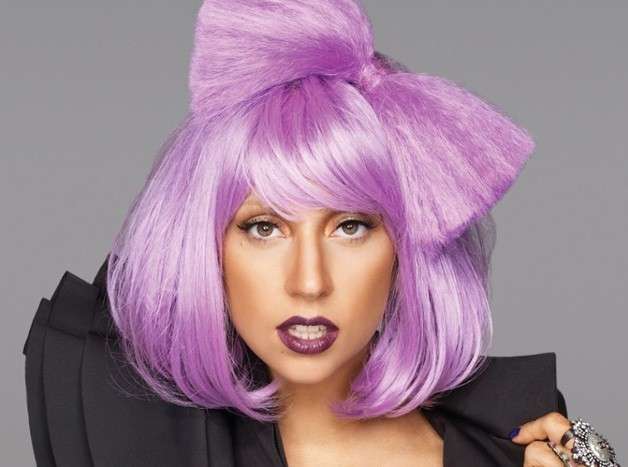 Lady Gaga con fiocco lilla