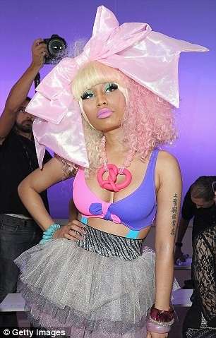 Nicki Minaj con maxi fiocco rosa