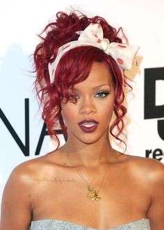 Rihanna con fiocco a pois