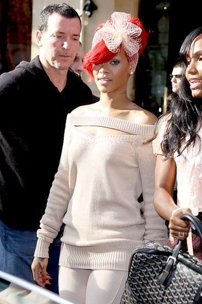 Rihanna con fiocco di rete bianco