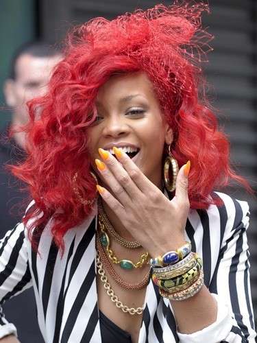 Rihanna con fiocco di rete rosso