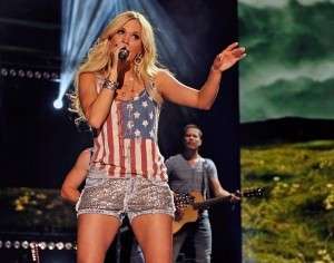 Carrie Underwood con top a stelle e strisce