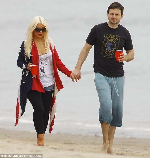 Christina Aguilera con un cardigan con bandiera americana