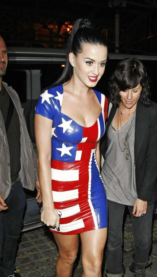 Katy Perry con mini dress a stelle e strisce