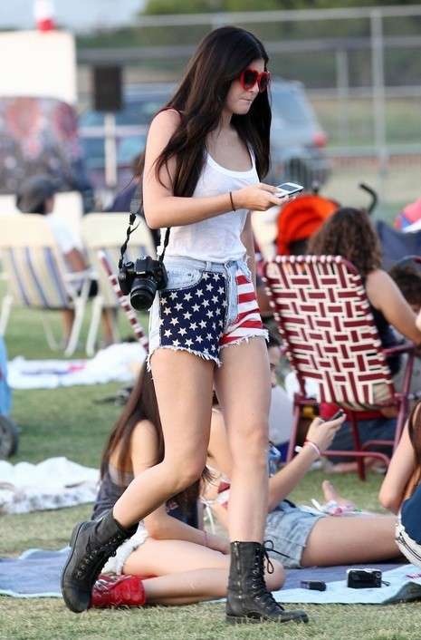 Kylie Jenner con shorts a stelle e strisce