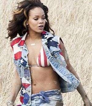 Rihanna con look a stelle e strisce