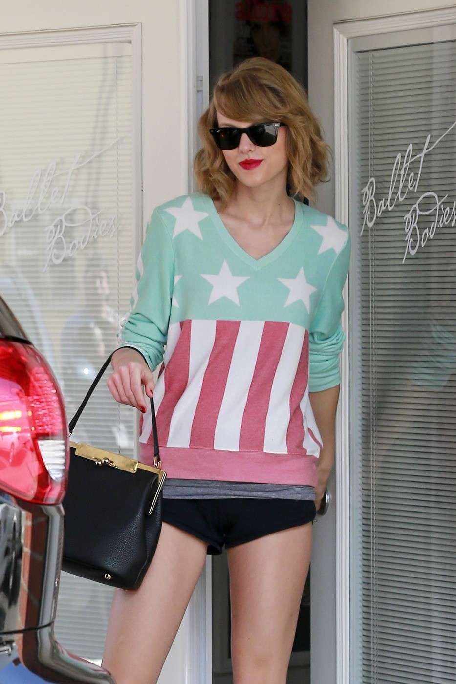 Taylor Swift con felpa a stelle e strisce