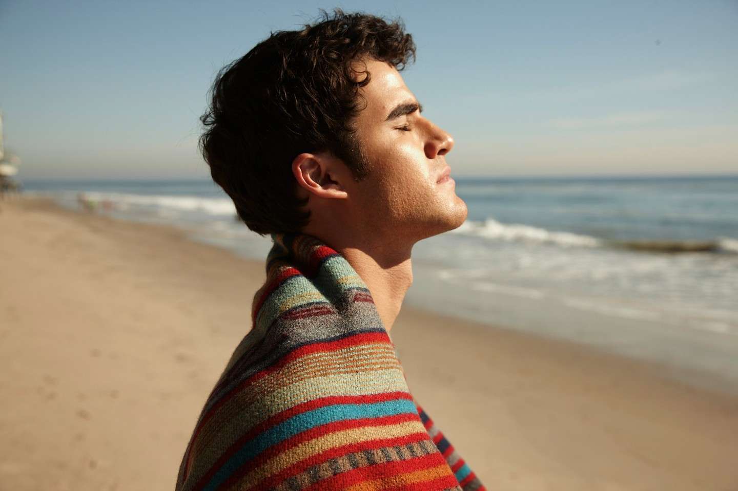 Darren Criss sulla spiaggia