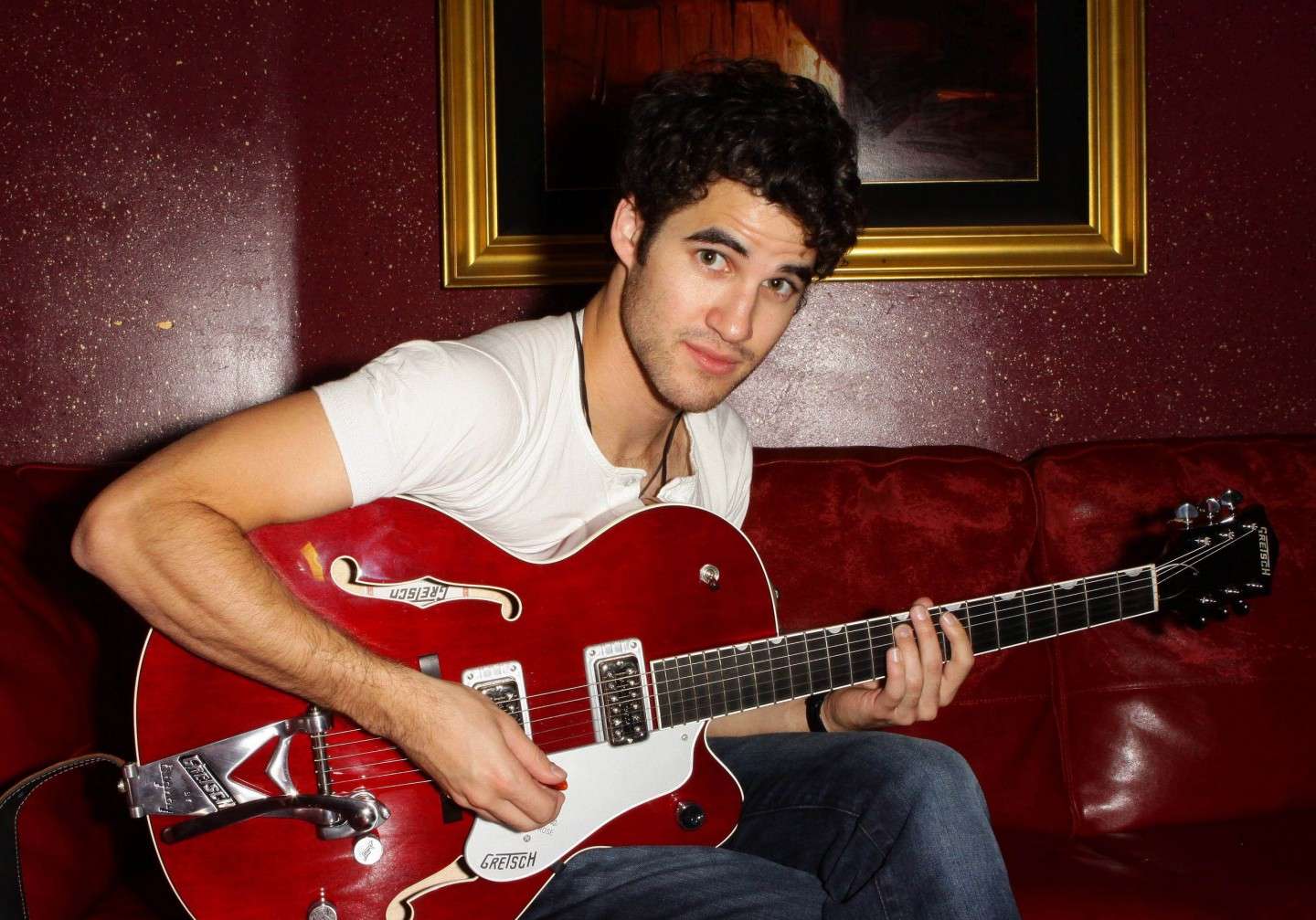 Darren Criss e la chitarra