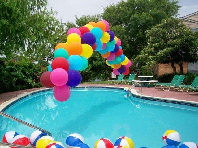 Accessori cool per una festa in piscina