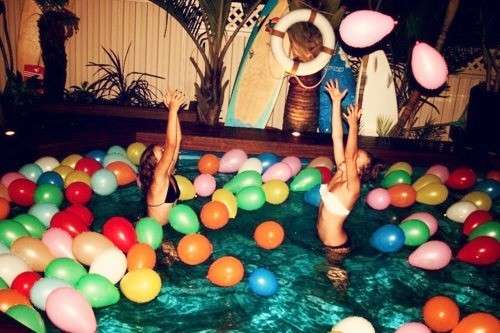 Palloncini colorati per party in piscina