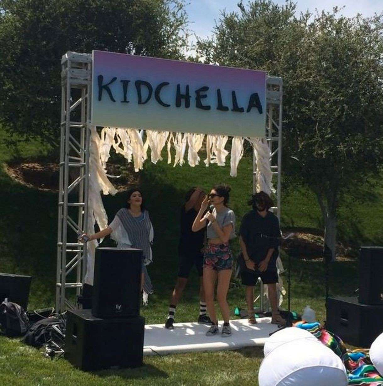 Kendall Jenner canta alla festa di compleanno di North West