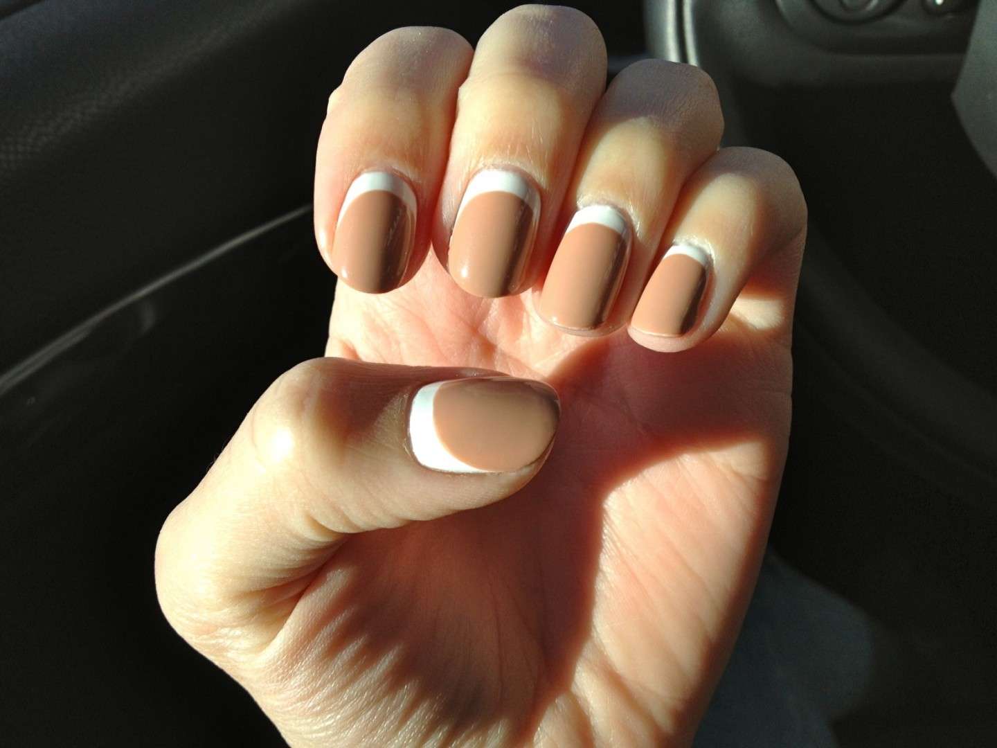 Reverse french manicure beige e bianca